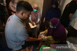 FOTO - Tim gabungan razia narkoba di pijat refleksi