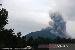 Gunung Ibu Maluku Utara sembilan kali erupsi beruntun dalam 12 jam terakhir