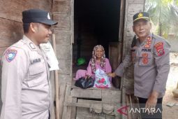 Jumat berkah, Kasat Binmas Polres Palas beri bantuan sembako kepada ibu - ibu jompo