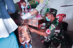 Kodim 1710 Mimika beri makanan tambahan bergizi anak-anak Kampung Pigapu