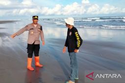 Petugas melanjutkan pencarian nelayan hilang di Pantai Cikakap-Cianjur