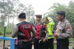 Polisi Blitar cari balita hanyut di saluran air