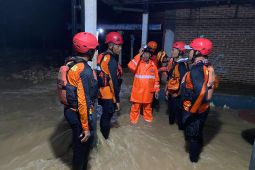 Tim gabungan BPBD Trenggalek tangani dampak banjir dan longsor