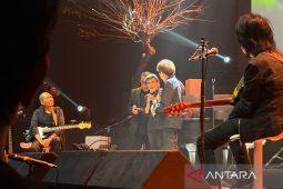 Raja Dangdut Rhoma Irama beri  kejutan penonton pada konser rock God Bless