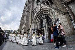 Paus Leo XIV serukan persatuan Gereja Katolik bagi perdamaian dunia di misa pelantikannya