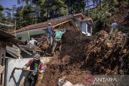 Pembersihan material longsor di Lembang