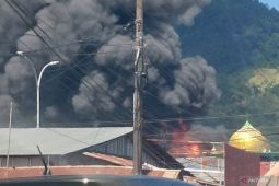 Pabrik karet di Kota Padang terbakar, tim damkar gerak cepat