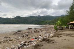 Sebanyak 5 wisata pantai di Tulungagung dipenuhi sampah akibat luapan Sungai Niyama