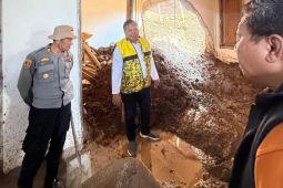 DPRD Jatim bantu korban tanah longsor dan banjir Kediri
