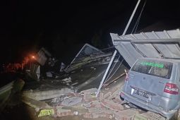 Tiga orang luka-luka akibat longsor menimpa rumah di Nagreg