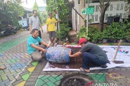 Kampung Edukasi Sampah Sidoarjo panen kompos dari sumur resapan