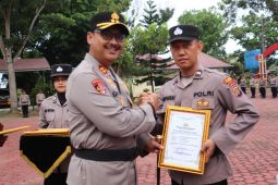 Kapolres Langkat berikan penghargaan personel berprestasi