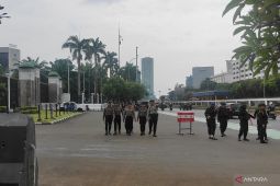 Polisi bersiaga di depan Gedung DPR/MPR RI antisipasi unjuk rasa ojol