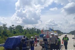 Polisi Jambi evakuasimobil minibus yang terbalik di Jalan Tol Baleno