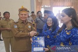 Bupati Gunung Mas serahkan 294 SK CPNS 2024