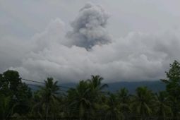 Gunung Dukono di Halmahera Utara kembali semburkan abu setinggi 1.500 meter