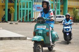 Motor bensin disulap jadi listrik, siswa SMK antusias jajal hasil konversi PLN