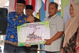 Bupati Madiun berikan bantuan benih padi untuk kelompok tani dan KWT