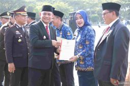 Pemkab Bekasi serahkan 130 badan hukum Koperasi Merah Putih kepada desa dan kelurahan