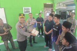 Kapolda Babel berbagi Al Quran kepada dua panti asuhan di Pangkalpinang