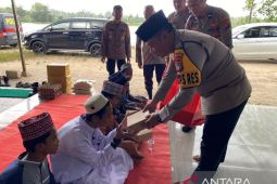Kapolres Bangka Selatan berikan santunan kepada anak yatim di Ponpes Birkatul Ulum Desa Bikang
