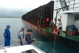 Satpolairud mengecek kapal muatan batu bara yang berhenti di perairan Garut