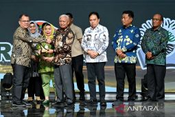 Wagub Sumut serahkan penghargaan  Lingkungan Hidup ke tiga perusahaan