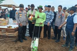Jaga ketahanan pangan, polisi dan petani di Serang kembali tanam jagung