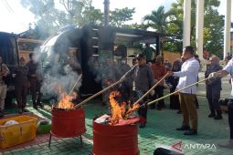 Kejari Kendari musnahkan 6 kg sabu dan senjata tajam