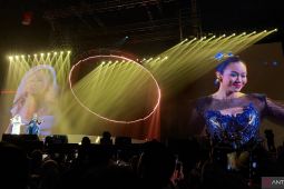 Yura Yunita berkolaborasi dengan Rossa dalam Konser "Here I Am"