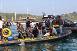 TNI-Polri membersihkan sampah di pesisir dan perairan laut Labuan Bajo