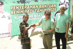 Bupati HSU salurkan bantuan bibit benih padi kepada kelompok tani