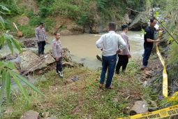 Polisi evakuasi 2 pelajar tewas tenggelam di Sungai Dompring Pacitan