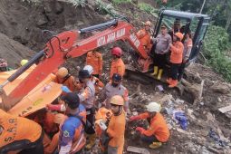 SAR datangkan saksi kunci dan anjing pelacak cari korban longsor Trenggalek