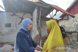 Anggota Komisi VII DPR serahkan bantuan untuk korban gempa di Bengkulu