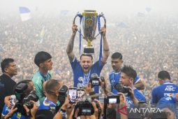 Pangeran biru juara, Persib Bandung sabet trofi Liga 1 2024/2025 di GBLA