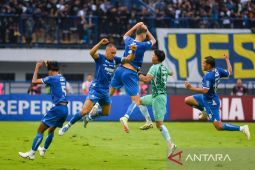 Persib Bandung melawan Persis Solo