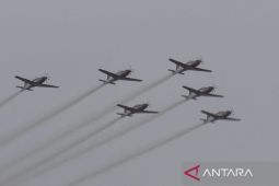 Atraksi Tim Aerobatik Jupiter  TNI AU pukau masyarakat Medan