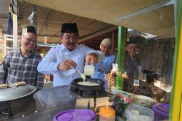 Bupati serahkan bantuan gerobak UMKM Tanjabarat