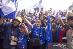 Antusias warga saksikan pawai Persib juara Liga 1