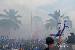 Bobotoh rayakan Persib juara Liga 1 di Gedung Sate