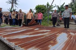 Wabup Sergai tinjau dan salurkan bantuan korban angin puting beliung