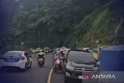 Polisi memberlakukan sistem satu arah menuju Bogor dari Puncak Pass