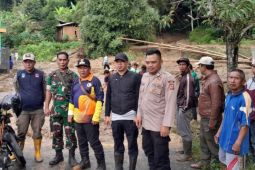 Polisi amankan jalur selatan Garut yang terputus akibat timbunan tanah longsor