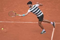 Carlos Alcaraz bangkit untuk tetap di pacuan pertahankan gelar French Open