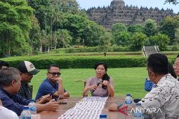 Pemasangan "stair lift" di Candi Borobudur tanpa paku dan bor