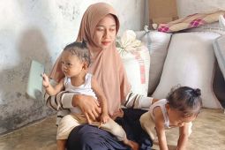 Tangis putri kembar menanti ayahnya bebas dari tahanan Thailand