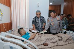 Wali Kota Bandung menjenguk polisi yang terluka saat amankan laga Persib