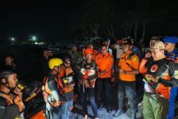 Petugas evakuasi lima penumpang KM Althaf di perairan Pesisir Barat