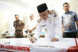 Teken fakta integritas bentuk komitmen bersama SPMB Pontianak transparan dan berkeadilan
